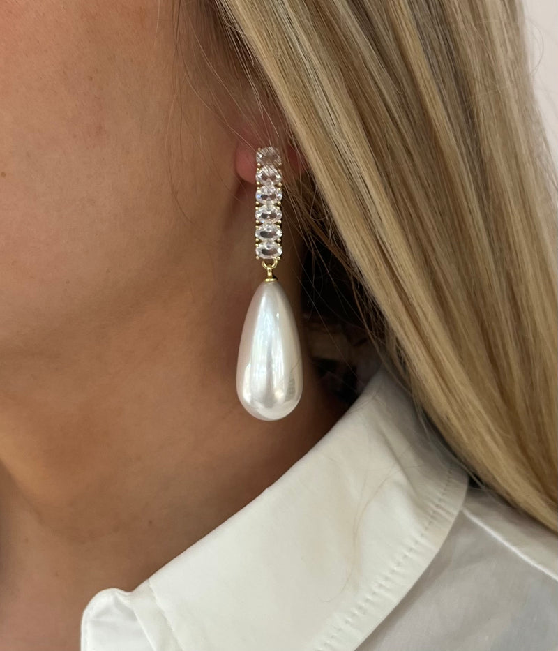 Straight to Pearls Earrings