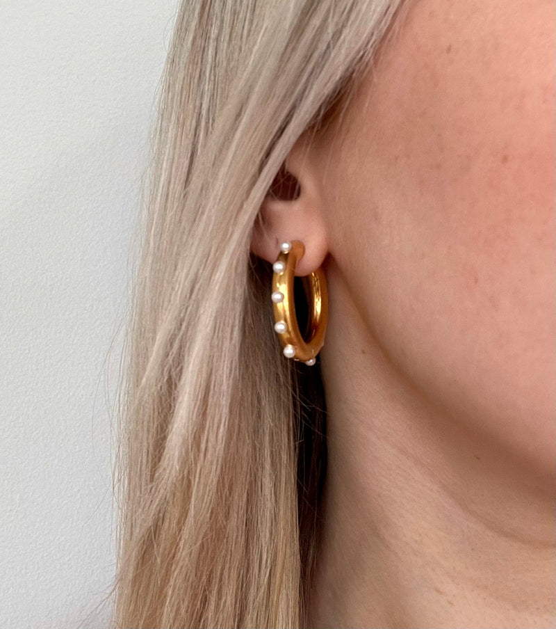 Grande Raised Pearl Huggie Hoops